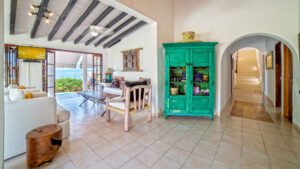 villa-12688103191679321872.jpg