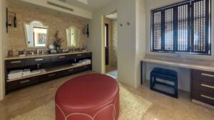 villa-33932475371681604907.jpg